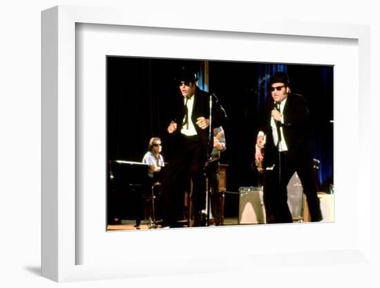 THE BLUES BROTHERS, 1980 directed by JOHN LANDIS Dan Aykroyd and John Belushi (photo)-null-Framed Photo