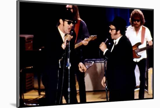 THE BLUES BROTHERS, 1980 directed by JOHN LANDIS Dan Aykroyd and John Belushi (photo)-null-Mounted Photo