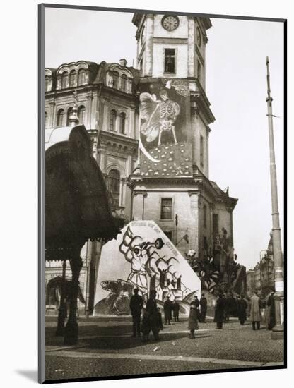 The Bolsheviks cover official buildings with their art, Petrograd (St Petersburg), Russia, 1918-Unknown-Mounted Photographic Print