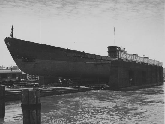 Téma pre Matúša The-captured-german-submarine-u505-in-the-dry-dock-of-the-great-lakes-dredge-and-dock-company_u-l-pv90e20