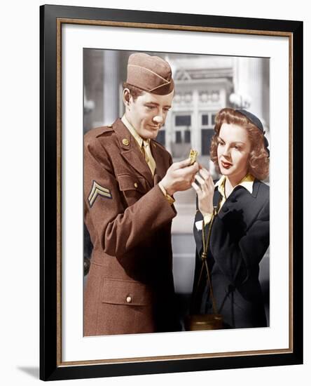 THE CLOCK, from left: Robert Walker, Judy Garland, 1945-null-Framed Photo