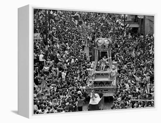 The Float Carrying Rex, King of Carnival, Squeezes Through a Massive Crowd-null-Framed Premier Image Canvas