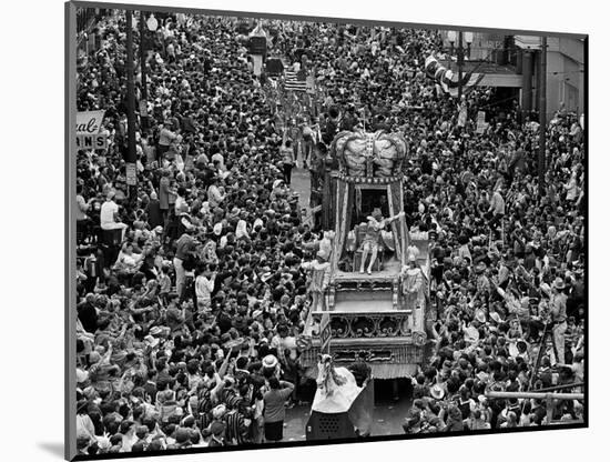 The Float Carrying Rex, King of Carnival, Squeezes Through a Massive Crowd-null-Mounted Photographic Print