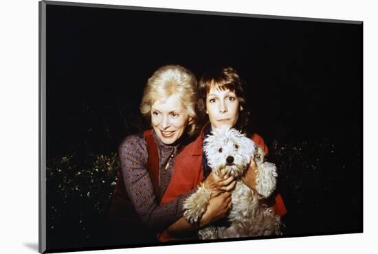 THE FOG, 1980 directed by JOHN CARPENTER Janet Leigh and sa fille Jamie Lee Curtis sur le tournage -null-Mounted Photo