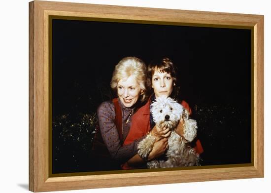 THE FOG, 1980 directed by JOHN CARPENTER Janet Leigh and sa fille Jamie Lee Curtis sur le tournage -null-Framed Stretched Canvas