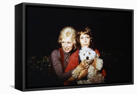 THE FOG, 1980 directed by JOHN CARPENTER Janet Leigh and sa fille Jamie Lee Curtis sur le tournage -null-Framed Stretched Canvas