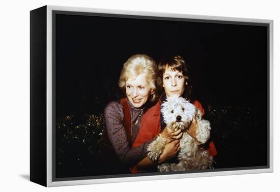 THE FOG, 1980 directed by JOHN CARPENTER Janet Leigh and sa fille Jamie Lee Curtis sur le tournage -null-Framed Stretched Canvas