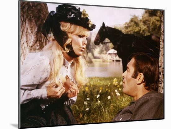 THE GREAT BANK ROBBERY, 1969 directed by HY AVERBACK Kim Novak and Clint Walker (photo)-null-Mounted Photo