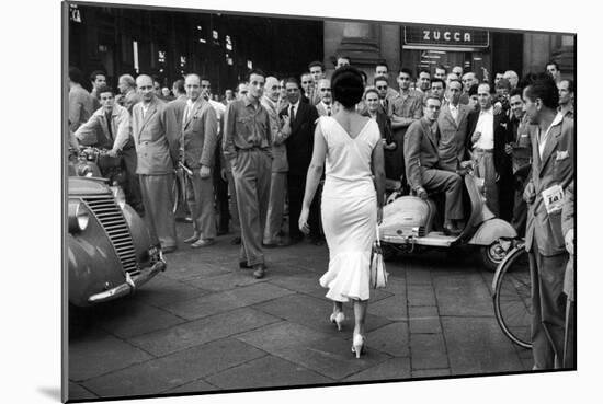 The Italians Turn, Milan 1954-Mario de Biasi-Mounted Giclee Print