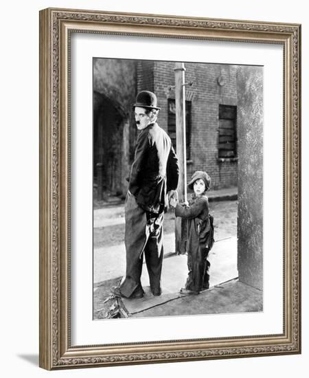 The Kid, Charles Chaplin, Jackie Coogan, 1921-null-Framed Photo