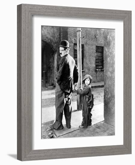 The Kid, Charles Chaplin, Jackie Coogan, 1921-null-Framed Photo