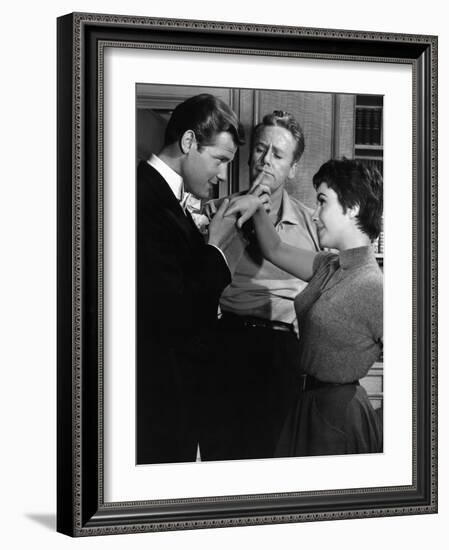 THE LAST TIME I SAW PARIS, 1954 directed by RICHARD BROOKS Roger Moore, Van Johnson and Elizabeth T-null-Framed Photo