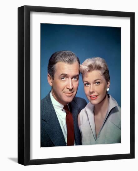 THE MAN WHO KNEW TOO MUCH, 1956 directed by ALFRED HITCHCOCK James Stewart and Doris Day (photo)-null-Framed Photo