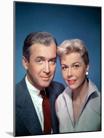 THE MAN WHO KNEW TOO MUCH, 1956 directed by ALFRED HITCHCOCK James Stewart and Doris Day (photo)-null-Mounted Photo