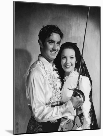 THE MARK OF ZORRO, 1940 directed by ROUBEN MAMOULIAN Tyrone Power and Linda Darnell (b/w photo)-null-Mounted Photo