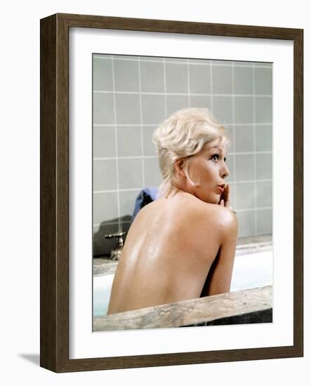 THE NOTORIOUS LANDLADY, 1961 DIRECETD BY RICHARD QUINE, script Blake Edwards, Kim Novak (photo)-null-Framed Photo