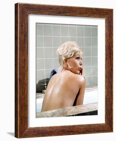 THE NOTORIOUS LANDLADY, 1961 DIRECETD BY RICHARD QUINE, script Blake Edwards, Kim Novak (photo)-null-Framed Photo