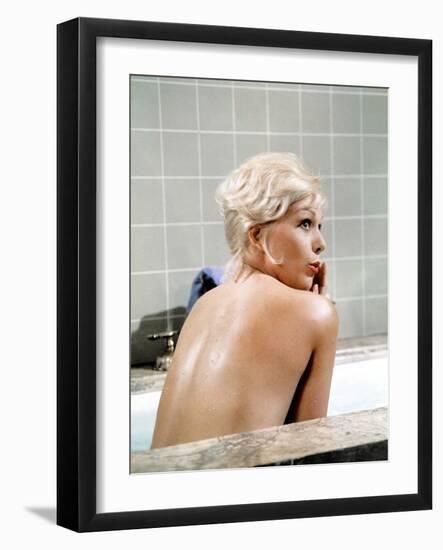 THE NOTORIOUS LANDLADY, 1961 DIRECETD BY RICHARD QUINE, script Blake Edwards, Kim Novak (photo)-null-Framed Photo