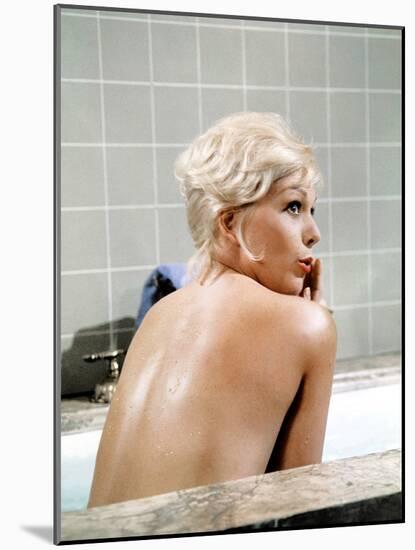 THE NOTORIOUS LANDLADY, 1961 DIRECETD BY RICHARD QUINE, script Blake Edwards, Kim Novak (photo)-null-Mounted Photo