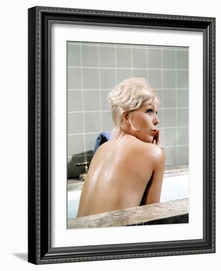 THE NOTORIOUS LANDLADY, 1961 DIRECETD BY RICHARD QUINE, script Blake Edwards, Kim Novak (photo)-null-Framed Photo