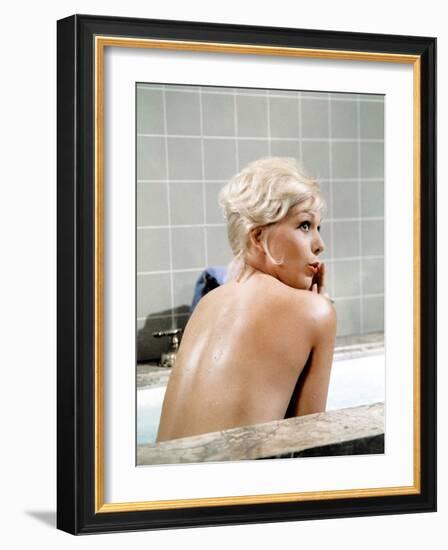 THE NOTORIOUS LANDLADY, 1961 DIRECETD BY RICHARD QUINE, script Blake Edwards, Kim Novak (photo)-null-Framed Photo