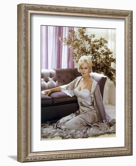 THE NOTORIOUS LANDLADY, 1961 DIRECETD BY RICHARD QUINE, script Blake Edwards, Kim Novak (photo)-null-Framed Photo