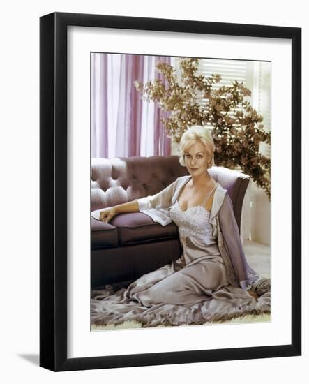 THE NOTORIOUS LANDLADY, 1961 DIRECETD BY RICHARD QUINE, script Blake Edwards, Kim Novak (photo)-null-Framed Photo