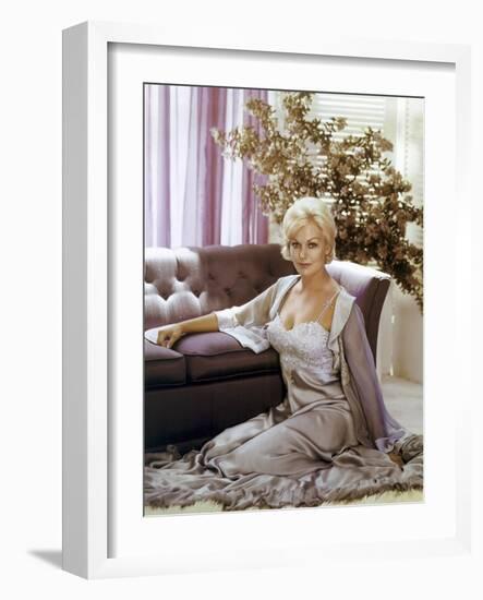 THE NOTORIOUS LANDLADY, 1961 DIRECETD BY RICHARD QUINE, script Blake Edwards, Kim Novak (photo)-null-Framed Photo