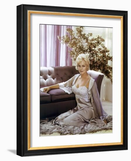 THE NOTORIOUS LANDLADY, 1961 DIRECETD BY RICHARD QUINE, script Blake Edwards, Kim Novak (photo)-null-Framed Photo