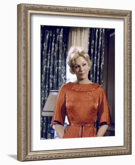 THE NOTORIOUS LANDLADY, 1961 DIRECETD BY RICHARD QUINE, script Blake Edwards, Kim Novak (photo)-null-Framed Photo