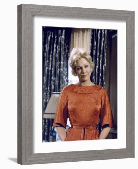 THE NOTORIOUS LANDLADY, 1961 DIRECETD BY RICHARD QUINE, script Blake Edwards, Kim Novak (photo)-null-Framed Photo