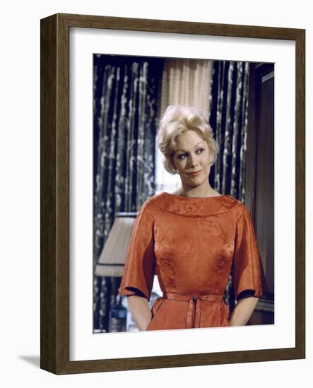 THE NOTORIOUS LANDLADY, 1961 DIRECETD BY RICHARD QUINE, script Blake Edwards, Kim Novak (photo)-null-Framed Photo