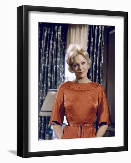 THE NOTORIOUS LANDLADY, 1961 DIRECETD BY RICHARD QUINE, script Blake Edwards, Kim Novak (photo)-null-Framed Photo