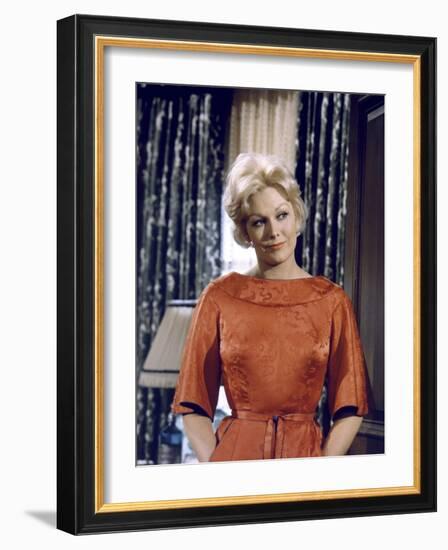 THE NOTORIOUS LANDLADY, 1961 DIRECETD BY RICHARD QUINE, script Blake Edwards, Kim Novak (photo)-null-Framed Photo