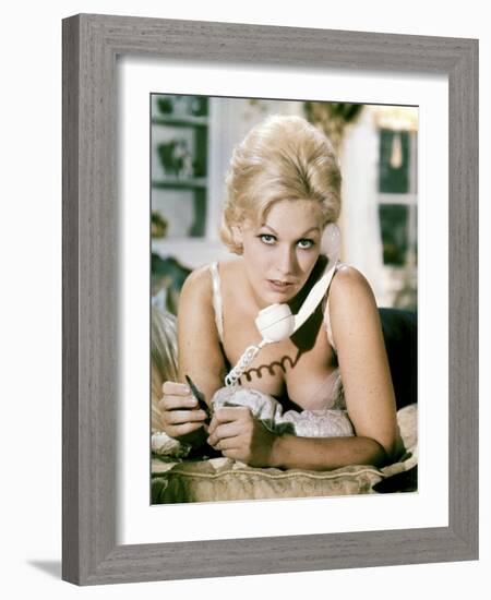 THE NOTORIOUS LANDLADY, 1961 DIRECETD BY RICHARD QUINE, script Blake Edwards, Kim Novak (photo)-null-Framed Photo