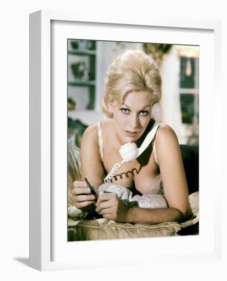 THE NOTORIOUS LANDLADY, 1961 DIRECETD BY RICHARD QUINE, script Blake Edwards, Kim Novak (photo)-null-Framed Photo