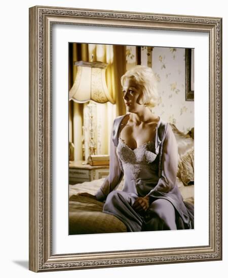 THE NOTORIOUS LANDLADY, 1961 DIRECETD BY RICHARD QUINE, script Blake Edwards, Kim Novak (photo)-null-Framed Photo