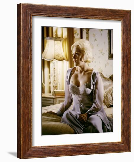 THE NOTORIOUS LANDLADY, 1961 DIRECETD BY RICHARD QUINE, script Blake Edwards, Kim Novak (photo)-null-Framed Photo