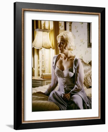 THE NOTORIOUS LANDLADY, 1961 DIRECETD BY RICHARD QUINE, script Blake Edwards, Kim Novak (photo)-null-Framed Photo