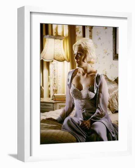 THE NOTORIOUS LANDLADY, 1961 DIRECETD BY RICHARD QUINE, script Blake Edwards, Kim Novak (photo)-null-Framed Photo