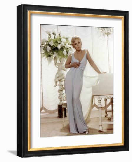 THE NOTORIOUS LANDLADY, 1961 DIRECETD BY RICHARD QUINE, script Blake Edwards, Kim Novak (photo)-null-Framed Photo