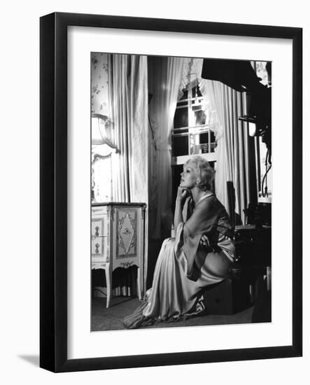 THE NOTORIOUS LANDLADY, 1961 DIRECETD BY RICHARD QUINE, script Blake Edwards, On the set, Kim Novak-null-Framed Photo