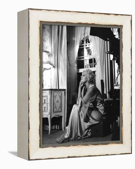 THE NOTORIOUS LANDLADY, 1961 DIRECETD BY RICHARD QUINE, script Blake Edwards, On the set, Kim Novak-null-Framed Stretched Canvas