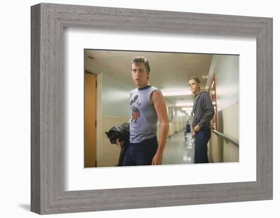 THE OUTSIDERS, 1982 directed by FRANCIS FORD COPPOLA Emilio Estevez andThomas C. Howell (photo)-null-Framed Photo