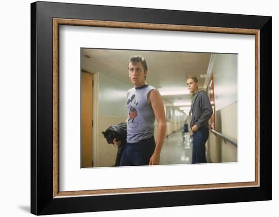 THE OUTSIDERS, 1982 directed by FRANCIS FORD COPPOLA Emilio Estevez andThomas C. Howell (photo)-null-Framed Photo