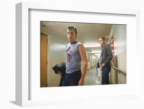 THE OUTSIDERS, 1982 directed by FRANCIS FORD COPPOLA Emilio Estevez andThomas C. Howell (photo)-null-Framed Photo