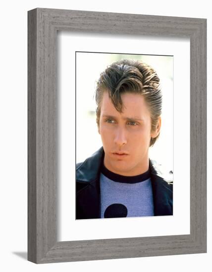 THE OUTSIDERS, 1982 directed by FRANCIS FORD COPPOLA Emilio Estevez (photo)-null-Framed Photo