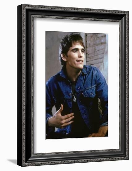 THE OUTSIDERS, 1982 directed by FRANCIS FORD COPPOLA Matt Dillon (photo)-null-Framed Photo