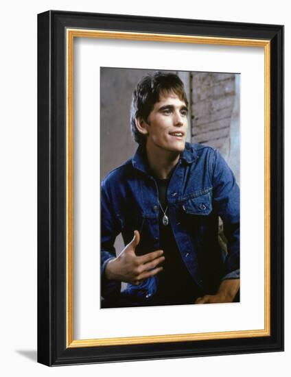 THE OUTSIDERS, 1982 directed by FRANCIS FORD COPPOLA Matt Dillon (photo)-null-Framed Photo