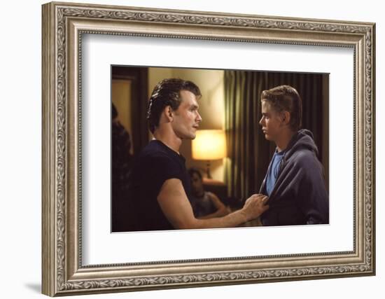 THE OUTSIDERS, 1982 directed by FRANCIS FORD COPPOLA Patrick Swayze and Thomas C. Howell (photo)-null-Framed Photo